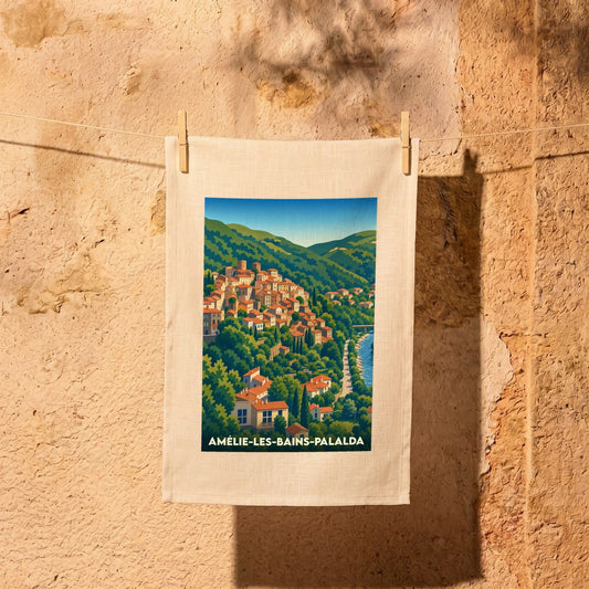 Torchon souvenir de la ville d'Amélie-les-Bains-Palalda illustré d'un paysage montagneux coloré et pittoresque.