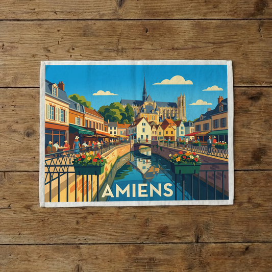 Torchon souvenir de la ville d'Amiens avec une illustration stylisée d'un canal et de sa cathédrale.