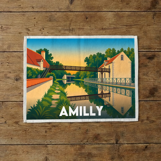 Torchon souvenir de la ville d'Amilly avec une illustration stylisée d'un canal.