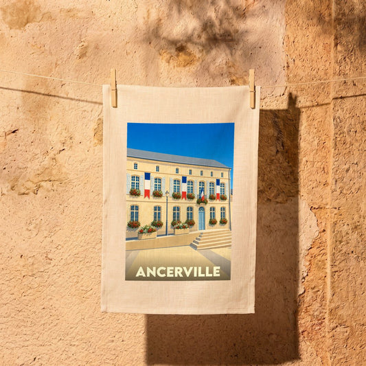 Torchon souvenir de la ville d'Ancerville arborant une illustration stylisée de sa mairie pavoisée.