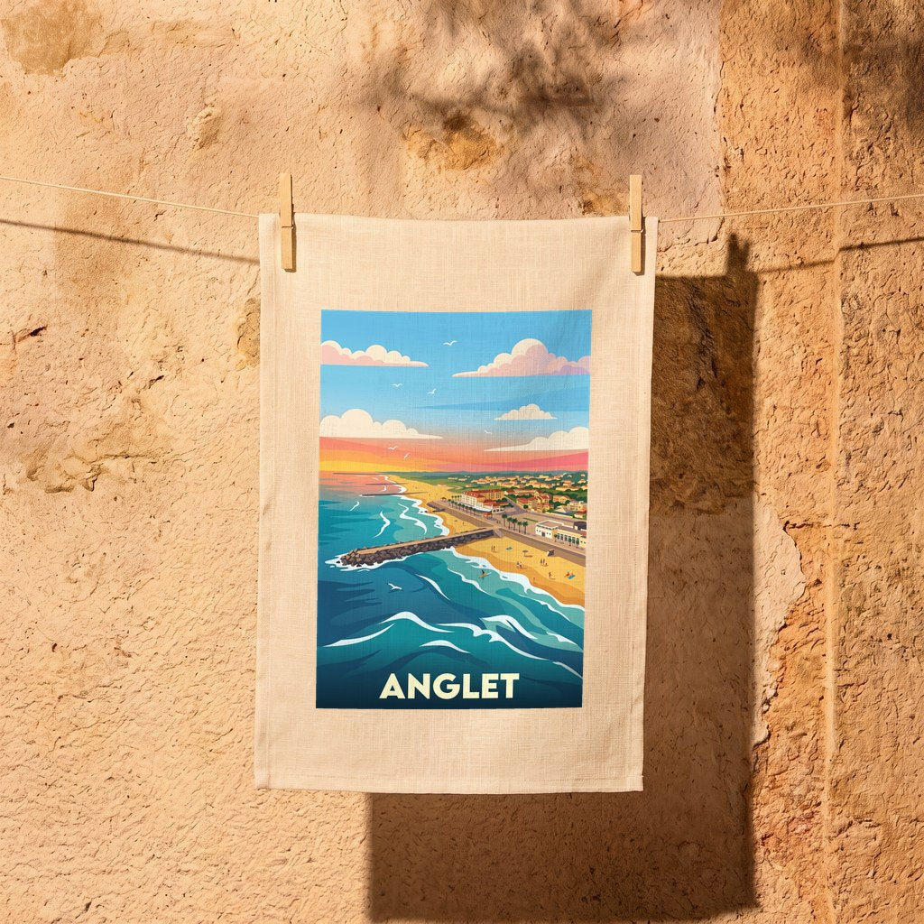 Torchon souvenir de la ville d'Anglet avec une illustration stylisée de son littoral.