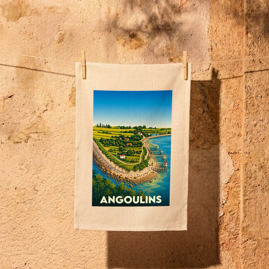 Torchon souvenir de la ville d'Angoulins illustré d'un paysage côtier stylisé et suspendu à une corde à linge.