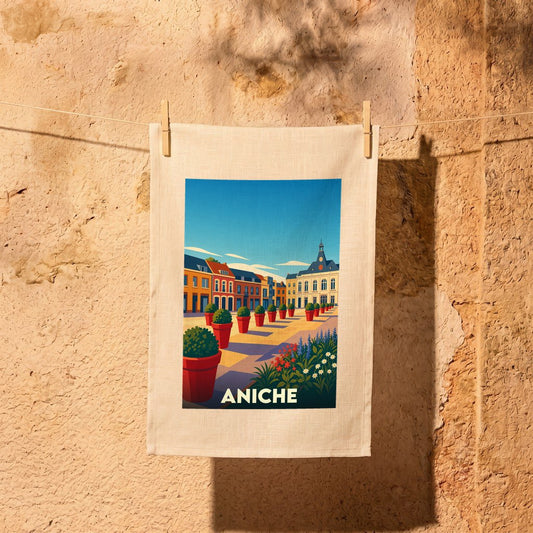 Torchon souvenir de la ville de Aniche avec une illustration stylisée d'une place ensoleillée.