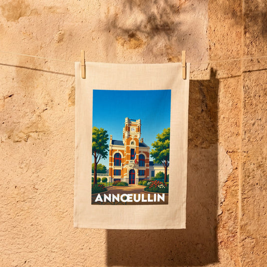 Torchon souvenir de la ville d'Annœullin illustré par son hôtel de ville de style flamand.