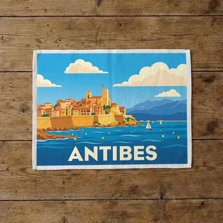 Torchon souvenir de la ville d'Antibes avec une illustration stylisée de son paysage côtier.