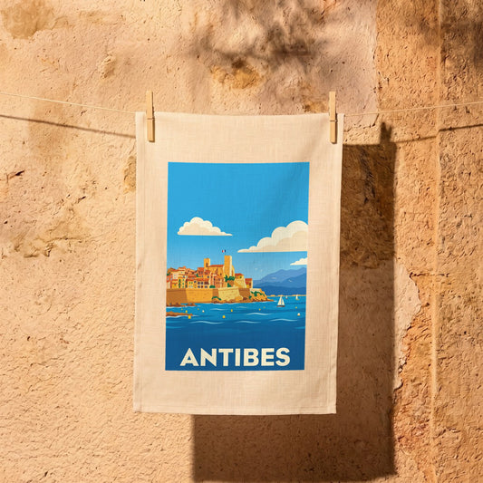 Torchon souvenir de la ville d'Antibes avec une illustration stylisée de son paysage côtier.