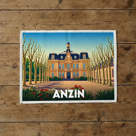 Torchon souvenir de la ville d'Anzin avec une illustration stylisée de son hôtel de ville bordé d'arbres.