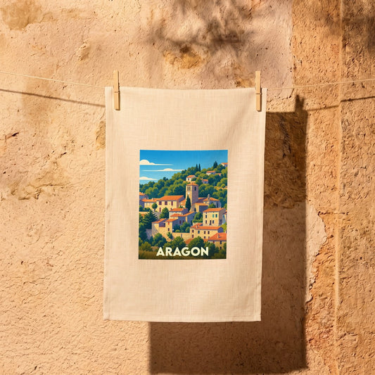 Torchon souvenir de la ville d'Aragon avec une illustration stylisée d'un village perché.