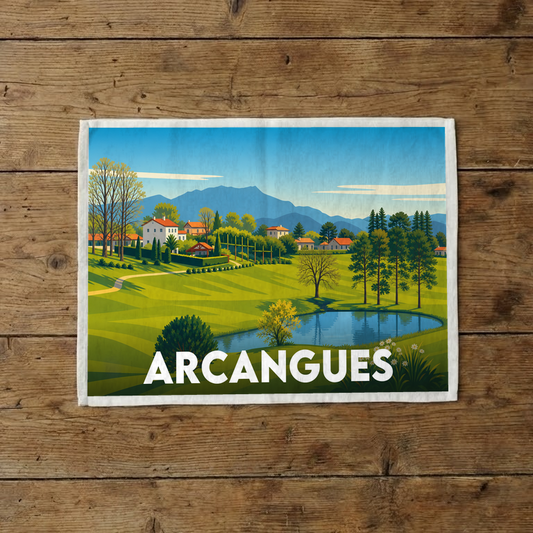 Torchon souvenir de la ville d'Arcangues avec une illustration de paysage stylisée.