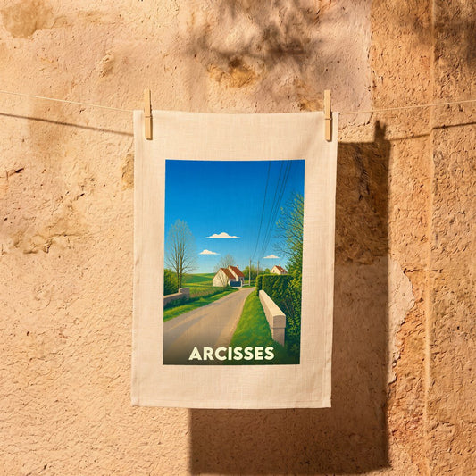 Torchon souvenir de la ville d'Arcisses orné d'une illustration paysagère stylisée.