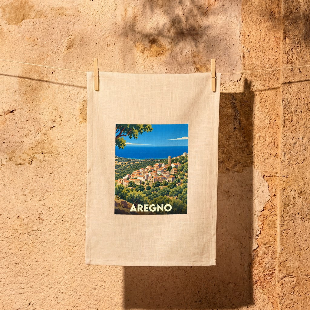 Torchon souvenir de la ville d'Aregno avec une illustration stylisée d'un village corse surplombant la mer.