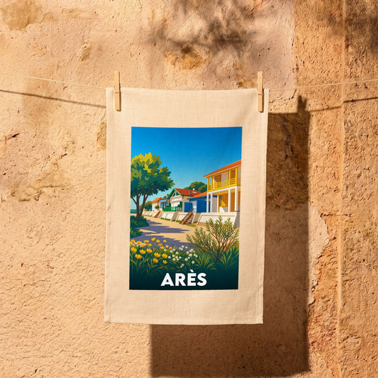 Torchon souvenir de la ville d'Arès avec une illustration stylisée et colorée de son front de mer.