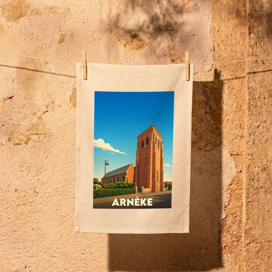 Torchon souvenir de la ville d'Arnèke illustrant son église dans un style affiche de voyage rétro.