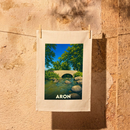 Torchon souvenir de la ville d'Aron avec une illustration stylisée d'un pont en pierre enjambant une rivière.