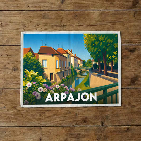 Torchon souvenir de la ville d'Arpajon avec une illustration stylisée d'un canal bordé de maisons.