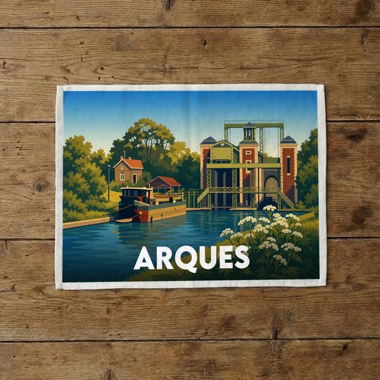 Torchon souvenir de la ville d'Arques illustrant son célèbre ascenseur à bateaux dans un style vintage.