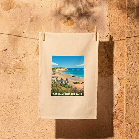 Torchon souvenir de la ville de Arromanches-les-Bains avec une illustration stylisée de son littoral.