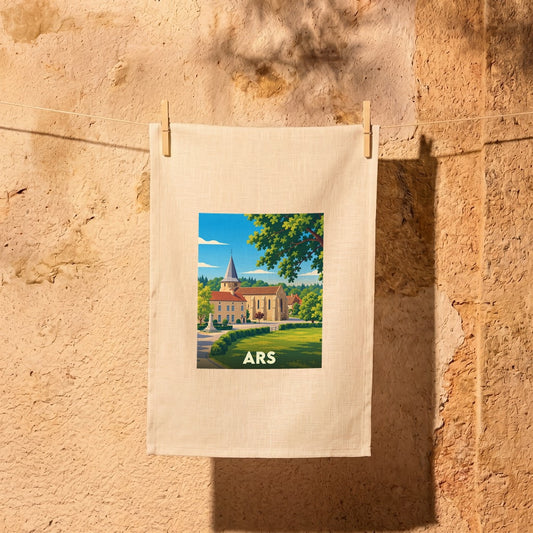 Torchon souvenir de la ville d'Ars avec une illustration stylisée de son église et de ses paysages.