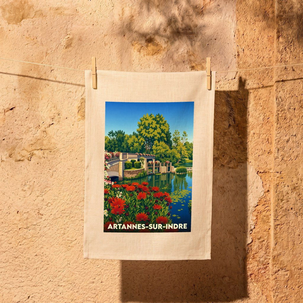 Torchon souvenir de la ville d'Artannes-sur-Indre avec une illustration colorée et stylisée de son paysage fluvial.