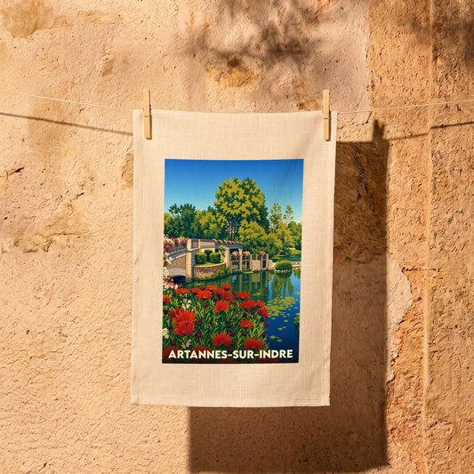 Torchon souvenir de la ville d'Artannes-sur-Indre avec une illustration colorée et stylisée de son paysage fluvial.