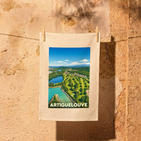 Torchon souvenir de la ville d'Artiguelouve avec une illustration stylisée de son paysage.