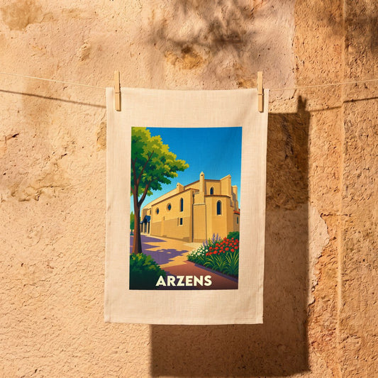 Torchon souvenir de la ville d'Arzens avec une illustration stylisée d'un bâtiment historique et de son jardin.