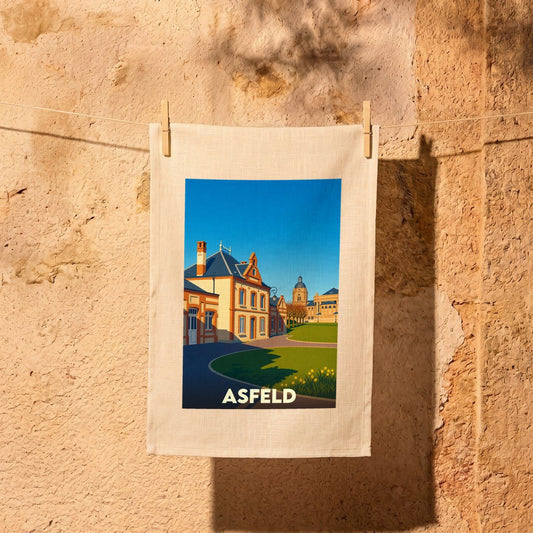 Torchon souvenir de la ville d'Asfeld avec une illustration stylisée et colorée.