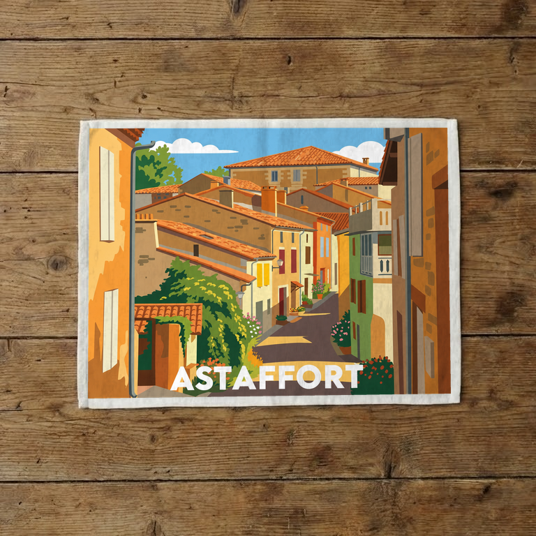 Torchon souvenir de la ville d'Astaffort avec une illustration stylisée de ses rues colorées.