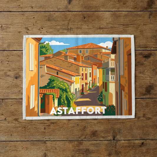 Torchon souvenir de la ville d'Astaffort avec une illustration stylisée de ses rues colorées.