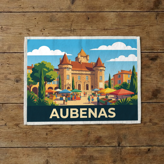 Torchon souvenir de la ville d'Aubenas avec une illustration stylisée représentant son château et une scène de marché.