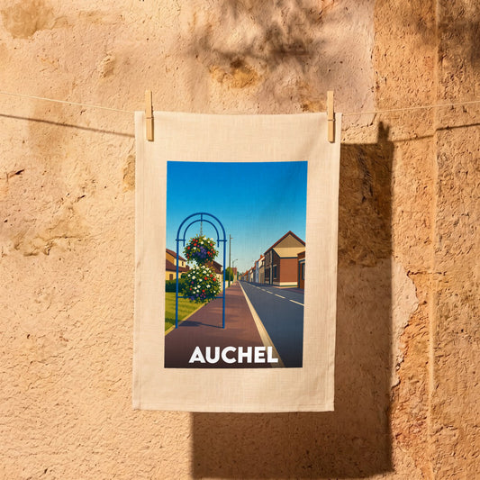 Torchon souvenir de la ville d'Auchel avec une illustration stylisée représentant une rue fleurie.