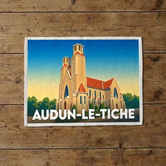 Torchon souvenir de la ville d'Audun-le-Tiche avec une illustration stylisée de son église.