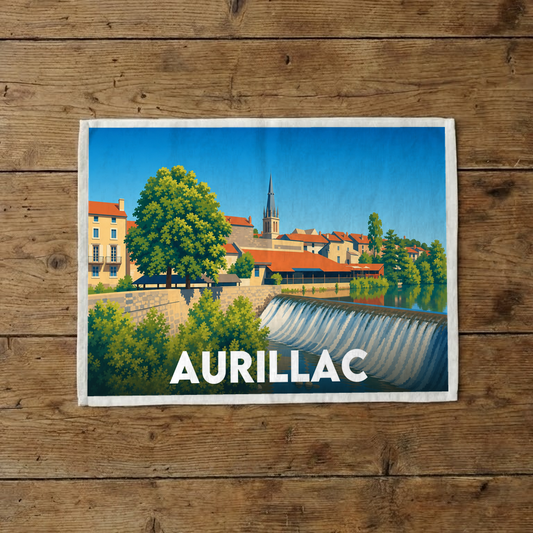 Torchon souvenir de la ville d'Aurillac avec une illustration stylisée de son paysage urbain au bord de l'eau.