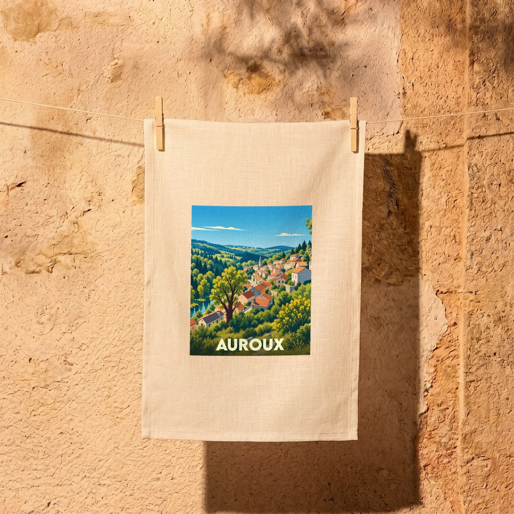 Torchon souvenir de la ville d'Auroux avec une illustration stylisée de son paysage vallonné.