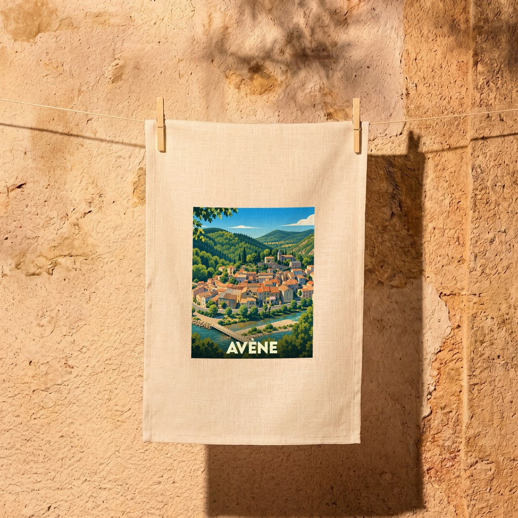 Torchon souvenir de la ville d'Avène orné d'une illustration stylisée du village et de son paysage.
