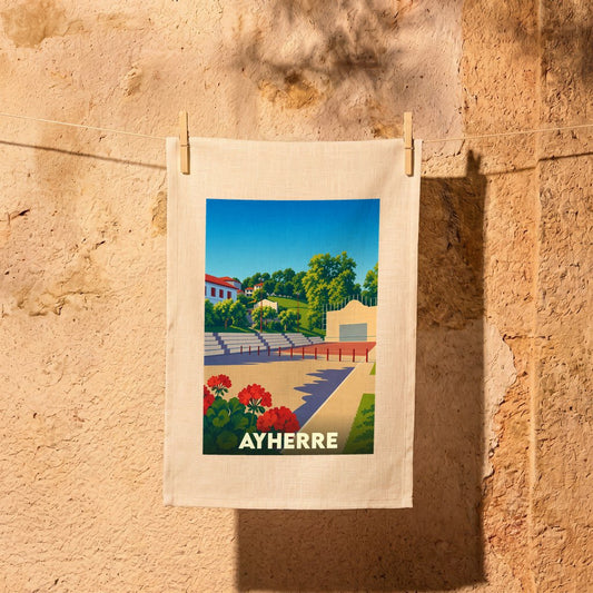 Torchon souvenir de la ville d'Ayherre avec une illustration colorée et stylisée d'un fronton de pelote basque.