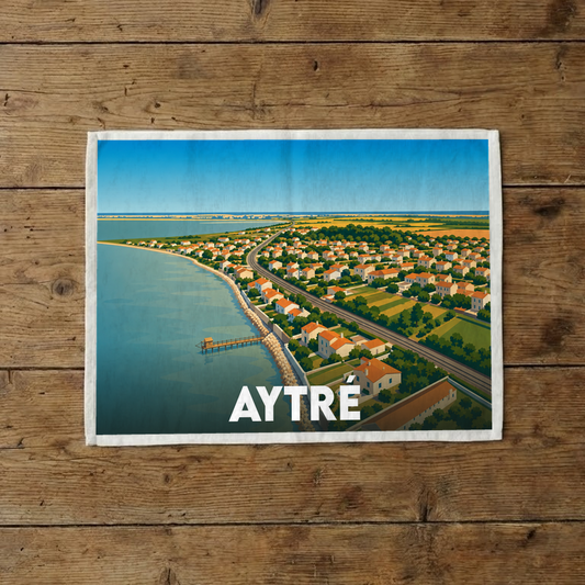 Torchon souvenir de la ville d'Aytré orné d'une illustration stylisée de son littoral et de ses habitations.