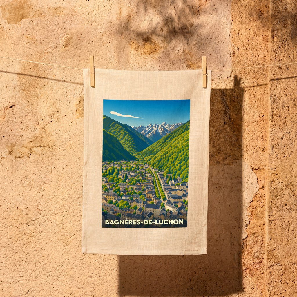 Torchon souvenir de la ville de Bagnères-de-Luchon avec une illustration stylisée d'un paysage montagneux.