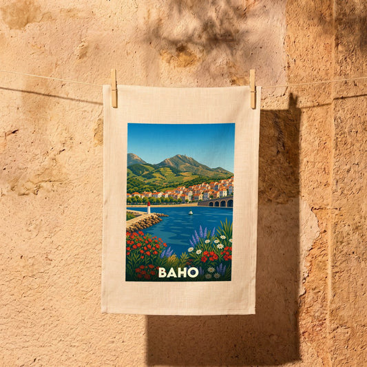 Torchon souvenir de la ville de Baho orné d'une illustration stylisée de son paysage côtier.