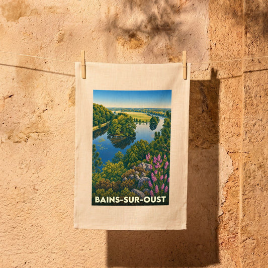 Torchon souvenir de la ville de Bains-sur-Oust avec une illustration paysagère stylisée.