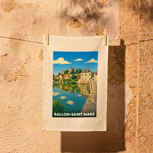 Torchon souvenir de la ville de Ballon-Saint Mars orné d'une illustration stylisée représentant les quais et le château.