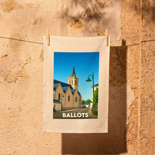 Torchon souvenir de la ville de Ballots avec une illustration stylisée d'une église et d'une rue pittoresque.