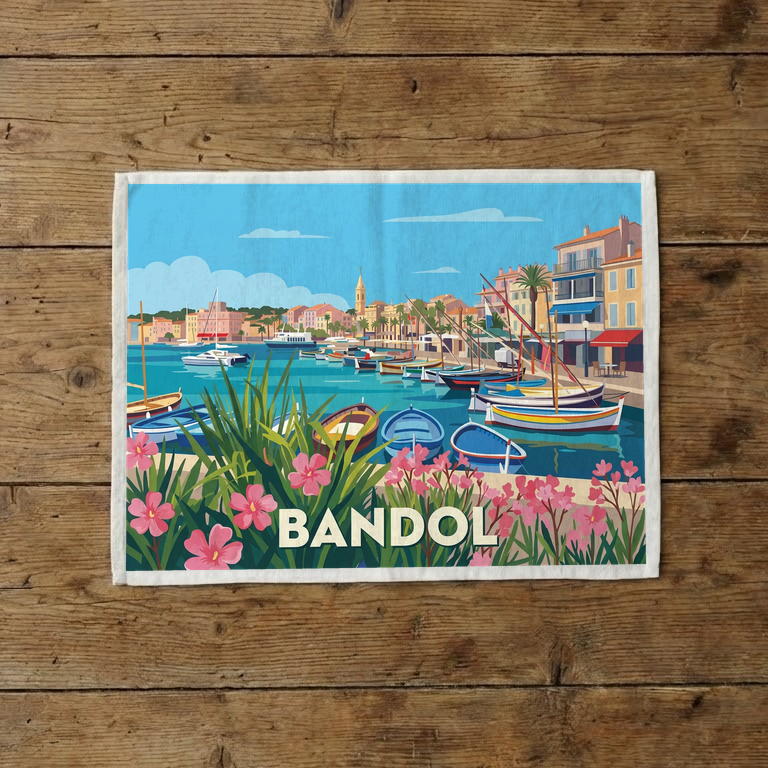 Torchon souvenir de la ville de Bandol avec une illustration stylisée et colorée de son port.