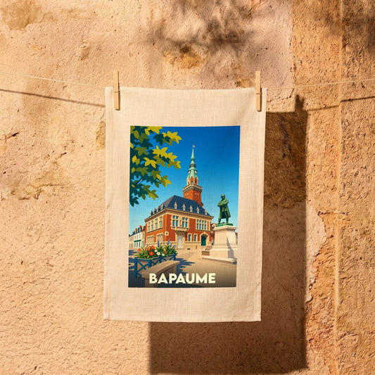 Torchon souvenir de la ville de Bapaume orné d'une illustration stylisée de son hôtel de ville.