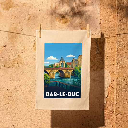 Torchon souvenir de la ville de Bar-le-Duc avec une illustration stylisée d'un pont de pierre enjambant une rivière.