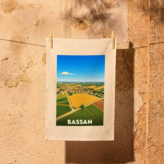 Torchon souvenir de la ville de Bassan avec une illustration stylisée de ses paysages et vignobles.