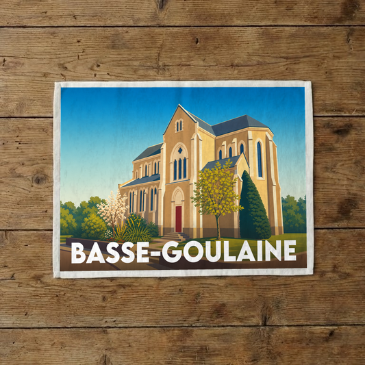 Torchon souvenir de la ville de Basse-Goulaine avec une illustration stylisée de son église.