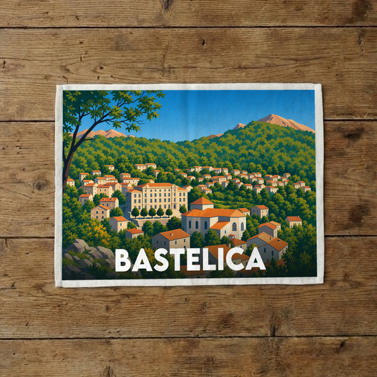 Torchon souvenir de la ville de Bastelica avec une illustration stylisée de son paysage montagnard.