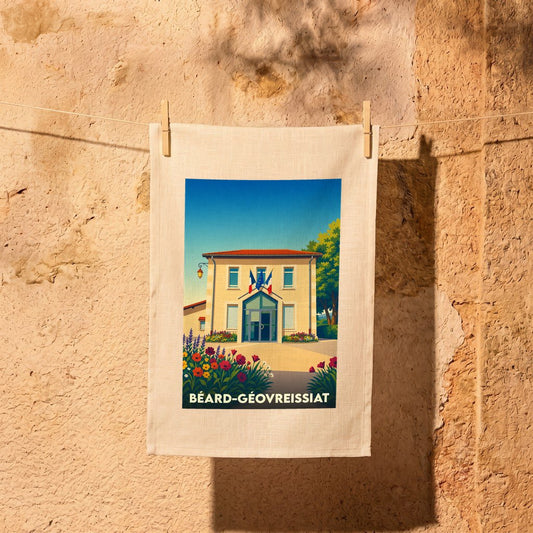 Torchon souvenir de la ville de Béard-Géovreissiat avec une illustration stylisée de la mairie fleurie.