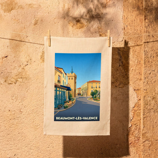 Torchon souvenir de la ville de Beaumont-lès-Valence illustré d'une scène urbaine pittoresque et colorée.